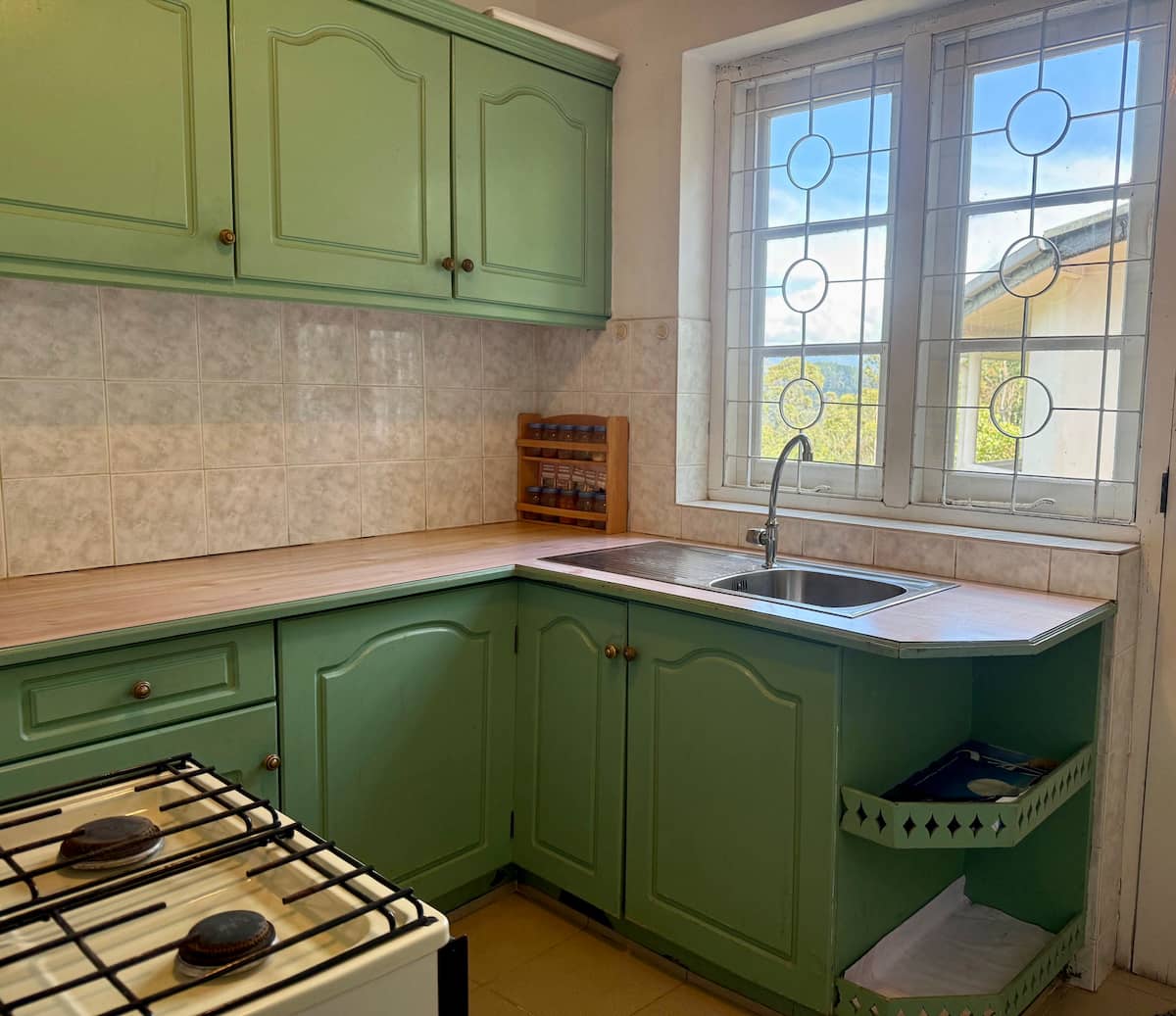Kitchen with gas cooker at Villa Krista, Ella