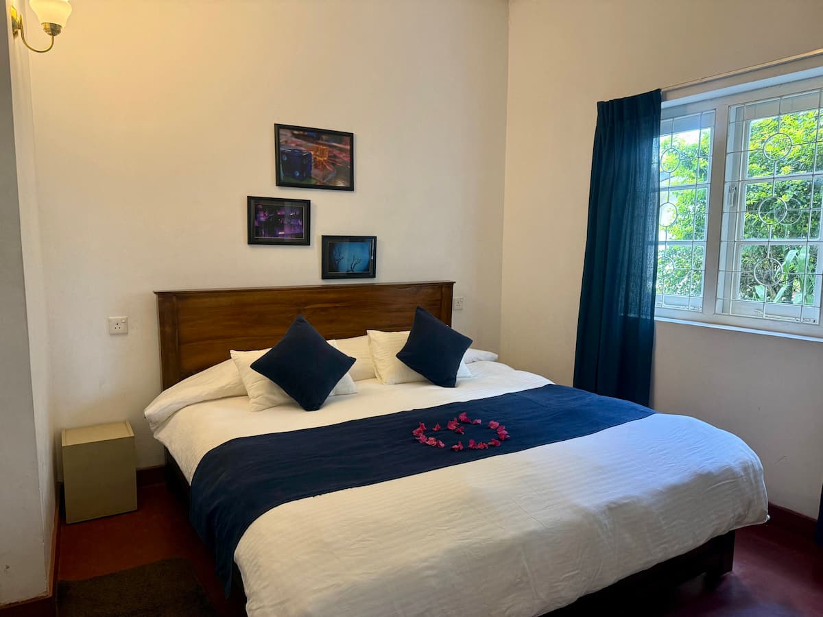 Queen bedroom with blue accents at Villa Krista, Ella