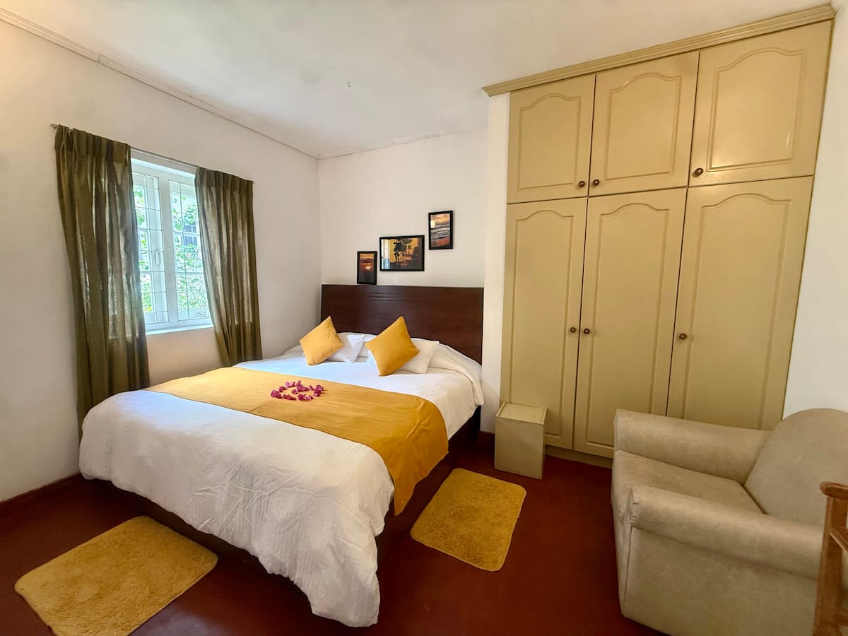 Yellow-accent bedroom at Villa Krista, Ella