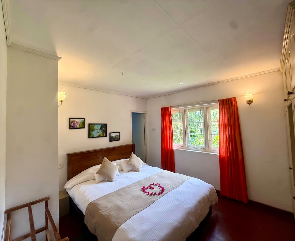 Bedroom and seating area at Villa Krista, Ella