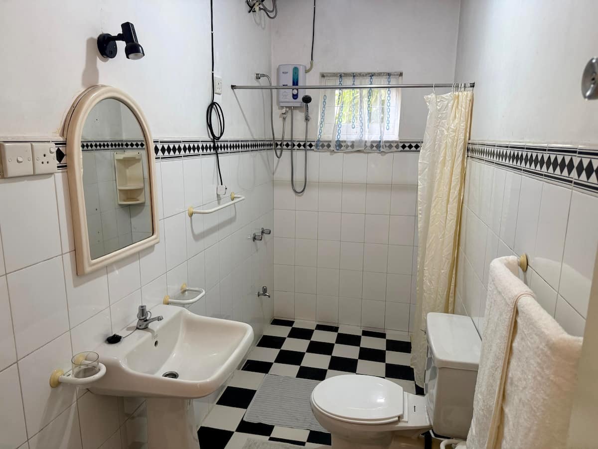 Bathroom with shower at Villa Krista, Ella